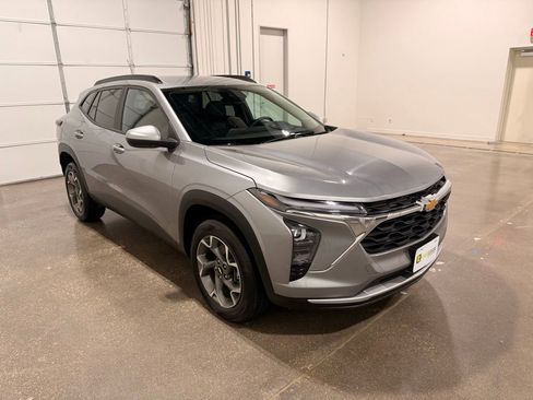 Used 2025 Chevrolet Trax LT FWD image 3