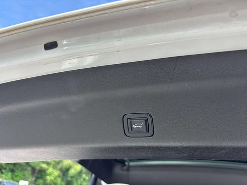 Used 2022 GMC Yukon SLT AWD/4WD image 16