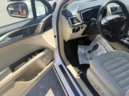 Used 2014 Ford Fusion SE FWD image 8