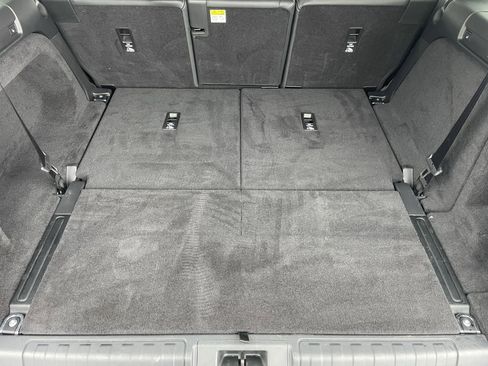 Certified 2024 Land Rover Discovery Dynamic SE image 36