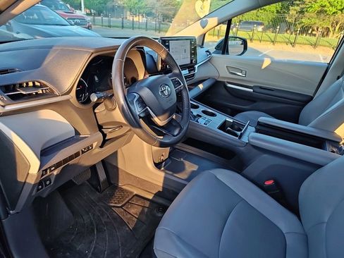 Used 2024 Toyota Sienna XLE AWD/4WD image 7