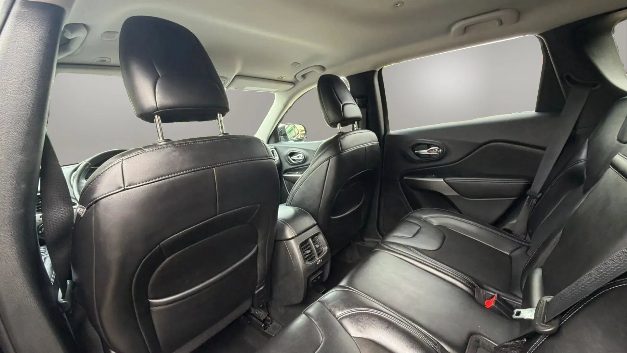 Used 2019 Jeep Cherokee Latitude Plus FWD image 25