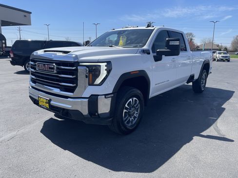 Used 2024 GMC Sierra 3500 SLE w/ SLE Convenience Package image 4