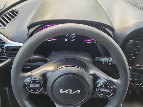 Used 2025 Kia Soul LX w/ LX Technology Package FWD image 21