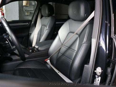 Used 2022 Porsche Cayenne Platinum Edition AWD/4WD image 27