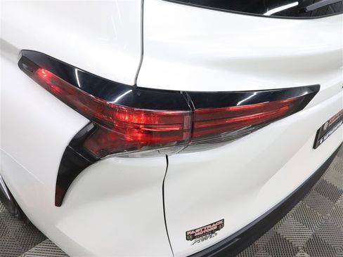 Used 2021 Toyota Sienna XLE w/ XLE Plus Package AWD/4WD image 11