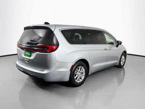 Used 2026 Chrysler Pacifica Select FWD image 10
