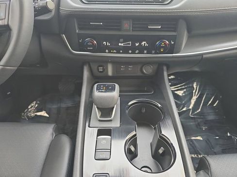 Used 2024 Nissan Rogue SV w/ SV Premium Package FWD image 3