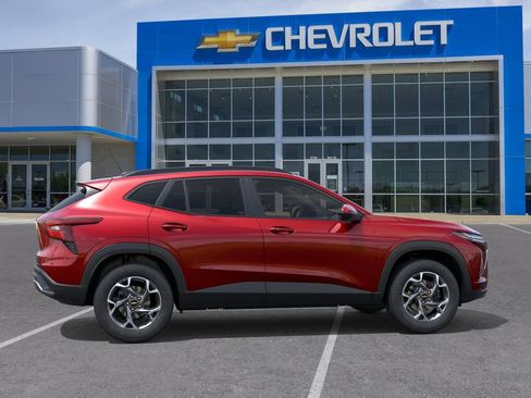 New 2026 Chevrolet Trax LT w/ Driver Confidence Package FWD image 5