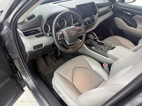 Used 2022 Toyota Highlander XLE AWD/4WD image 11