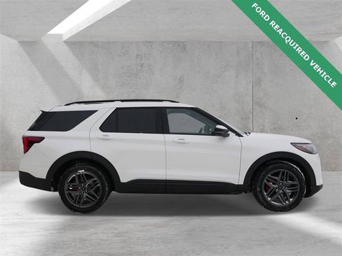 Used 2025 Ford Explorer ST image 2