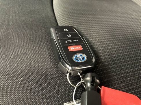 Used 2021 Toyota Venza LE w/ Carpet Mat Package (TMS) image 29