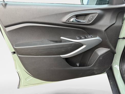 Used 2024 Chevrolet Trax RS FWD image 19