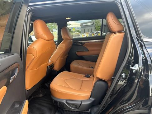 Used 2026 Toyota Highlander Platinum AWD/4WD image 21