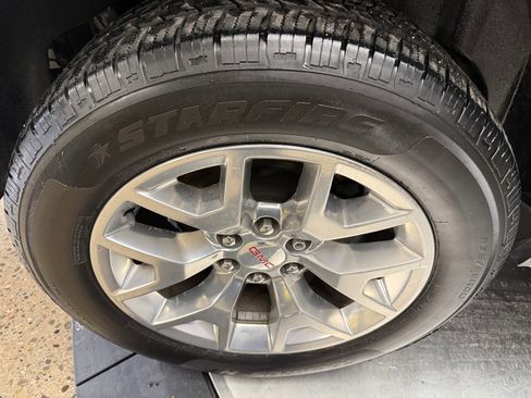 Used 2018 Chevrolet Suburban LT image 30