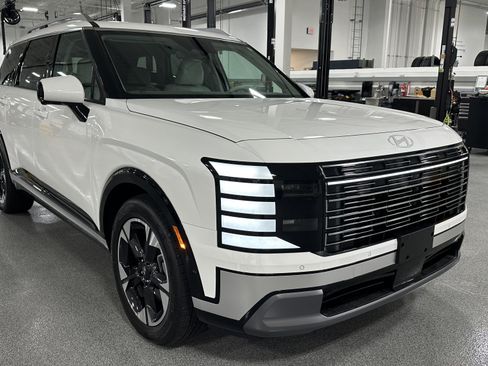 Used 2026 Hyundai Palisade Limited FWD image 2