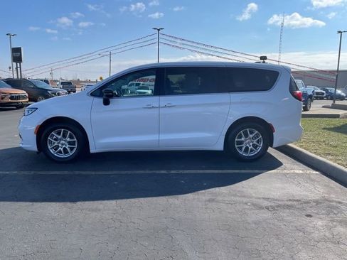 Used 2024 Chrysler Pacifica Touring-L image 4