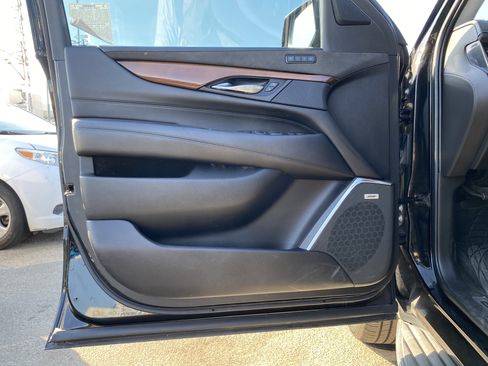 Used 2018 Cadillac Escalade Luxury image 12