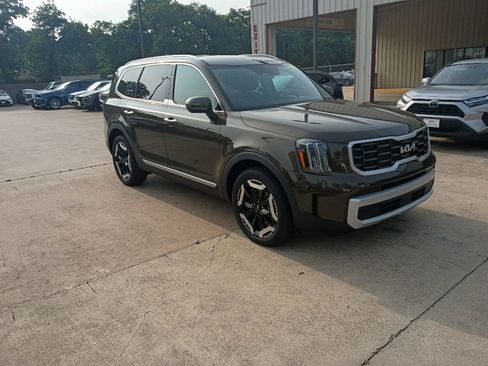 Used 2025 Kia Telluride S FWD image 6