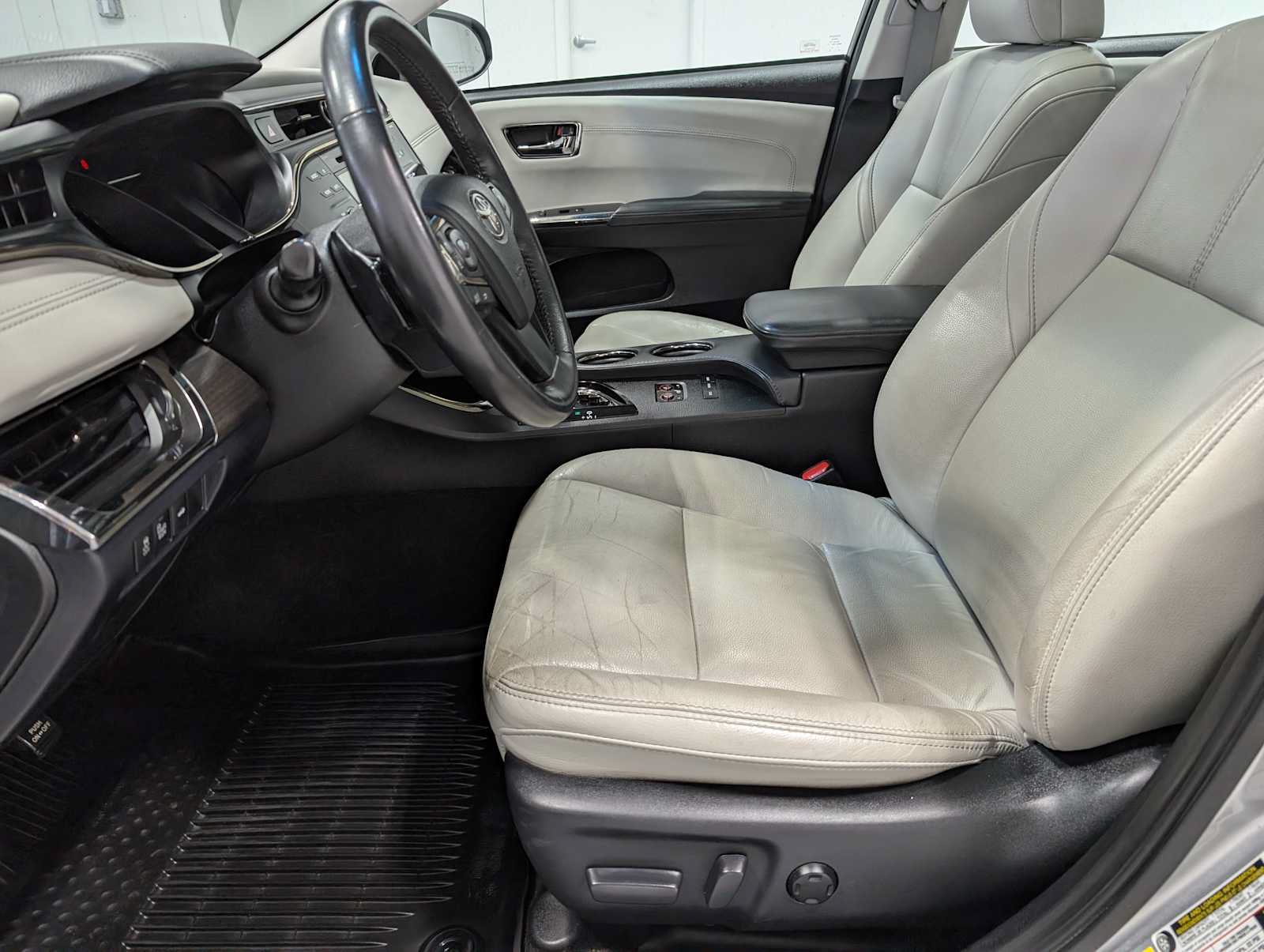 Used 2017 Toyota Avalon XLE Premium w/ All Weather Liner Package FWD image 4
