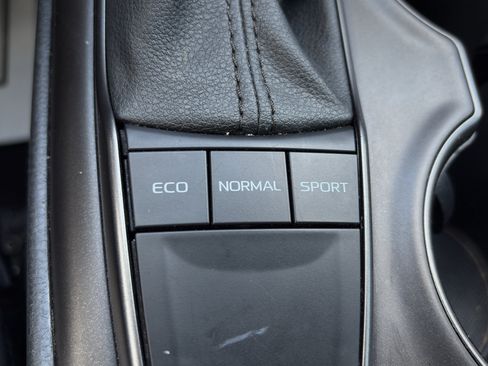 Used 2022 Toyota Camry SE w/ Convenience Package FWD image 25