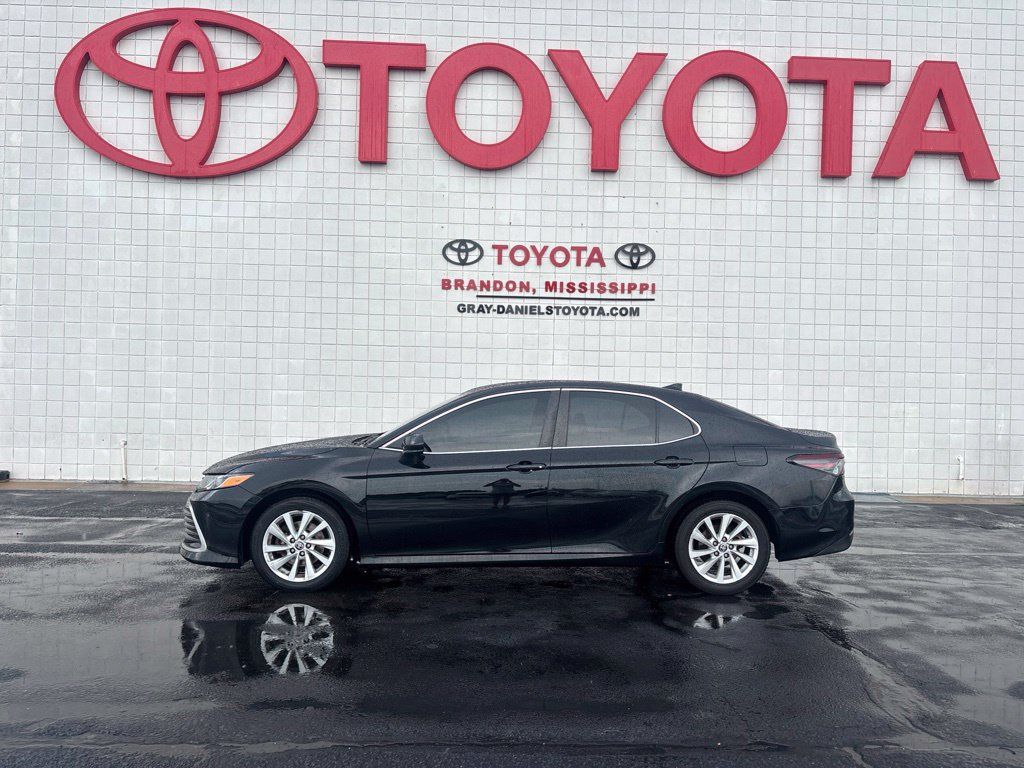 Used 2022 Toyota Camry LE FWD image 4