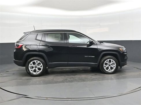 New 2026 Jeep Compass Latitude w/ Mopar Graphics Package image 2