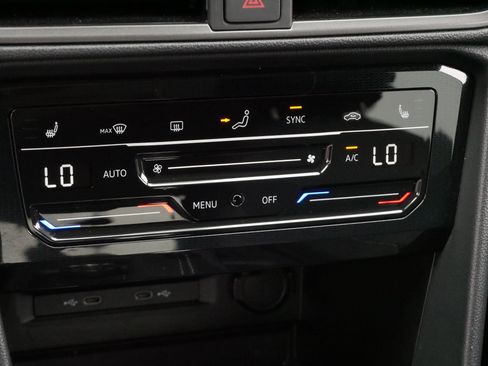 Certified 2025 Volkswagen Taos SE AWD/4WD image 23