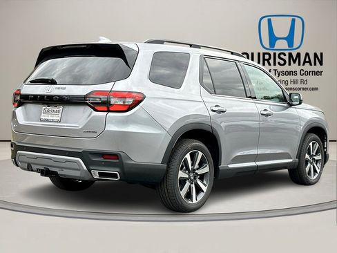 New 2025 Honda Pilot Touring image 3