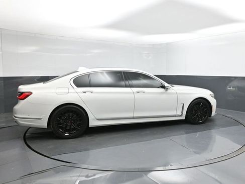 Used 2022 BMW 740i w/ Premium Package image 11