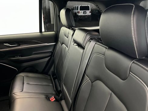 New 2025 Jeep Grand Cherokee Limited w/ Black Appearance Package AWD/4WD image 20
