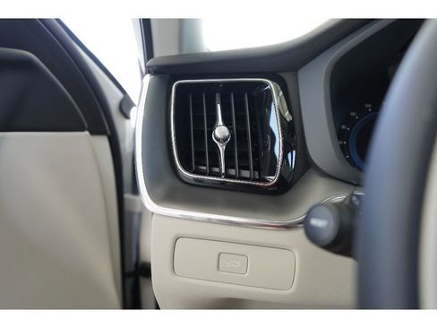 New 2025 Volvo XC60 B5 Core w/ Protection Package Premier image 11