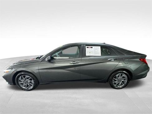 Used 2024 Hyundai Elantra Blue FWD image 8