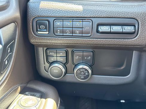 Used 2022 GMC Yukon Denali AWD/4WD image 29