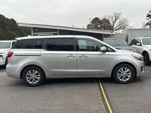 Used 2017 Kia Sedona LX image 4