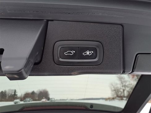 Used 2023 Volvo XC60 B5 Plus image 29