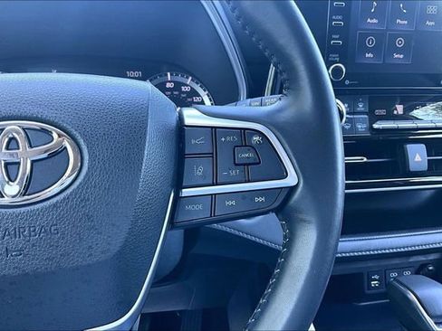 Used 2022 Toyota Highlander XLE AWD/4WD image 15