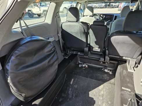 Used 2016 Toyota Sienna L image 14