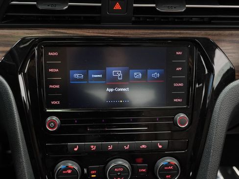 Used 2022 Volkswagen Passat 2.0T FWD image 34