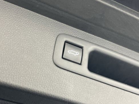 Used 2020 Toyota Highlander XLE image 29