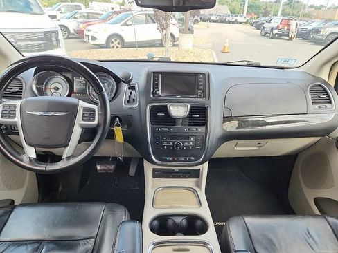 Used 2016 Chrysler Town & Country Limited Platinum FWD image 8