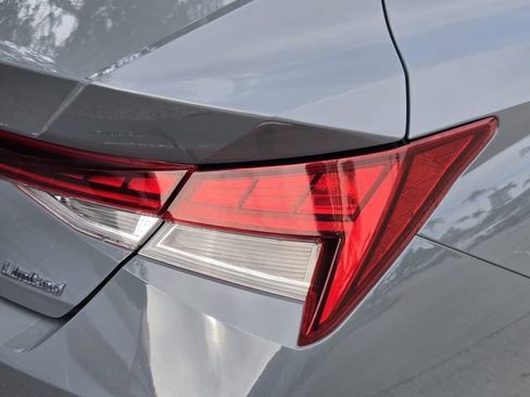 Used 2022 Hyundai Elantra Limited FWD image 9