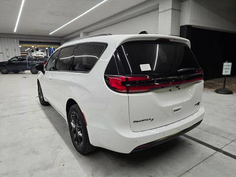 New 2026 Chrysler Pacifica Limited w/ S Appearance Package AWD/4WD image 4
