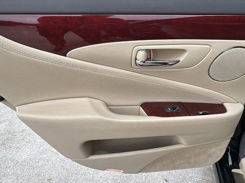 Used 2011 Lexus LS 460 w/ Comfort Pkg image 16