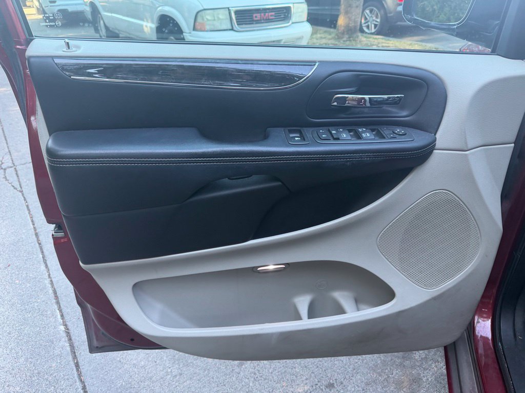 Used 2012 Chrysler Town & Country Touring-L w/ Driver Convenience Group FWD image 12