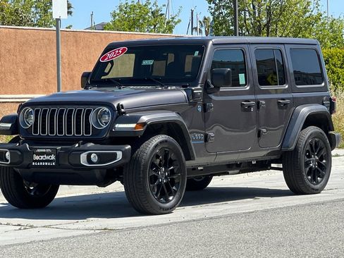 Used 2025 Jeep Wrangler Unlimited Sahara w/ Safety Group image 8