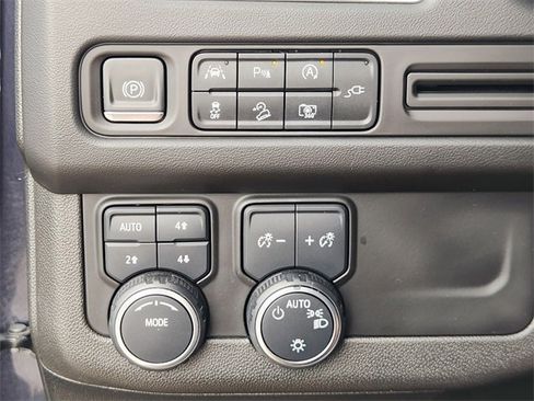 Used 2022 Chevrolet Suburban Z71 w/ Luxury Package image 21