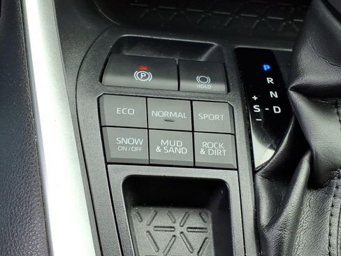 Used 2020 Toyota RAV4 LE image 20