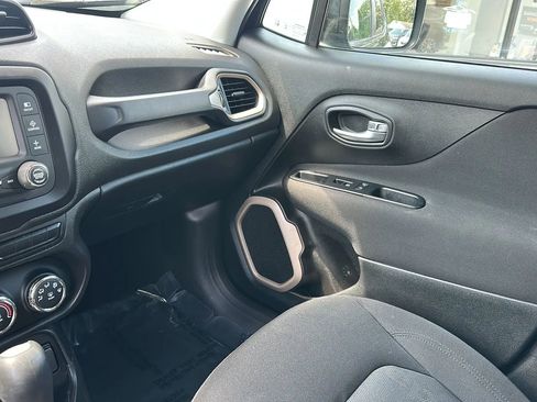 Used 2015 Jeep Renegade Latitude image 11