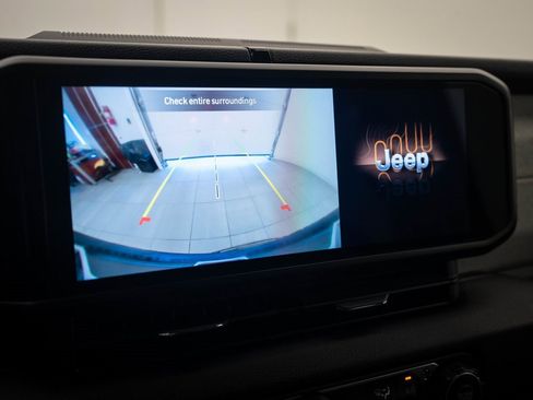 Used 2024 Jeep Wrangler Unlimited image 32